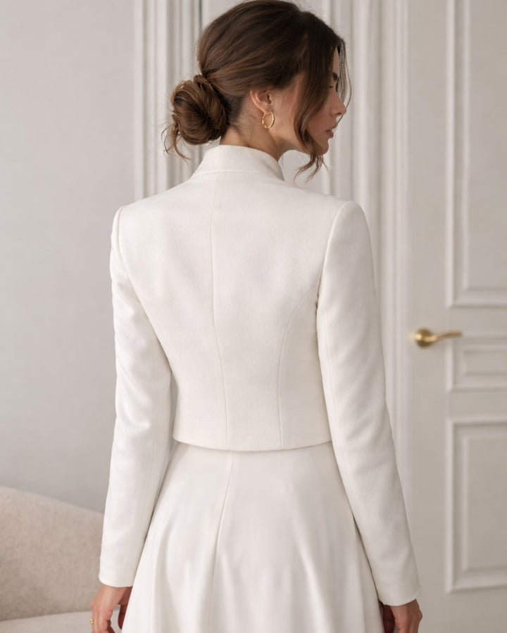 Chaqueta de novia con botón perla y cuello delicado