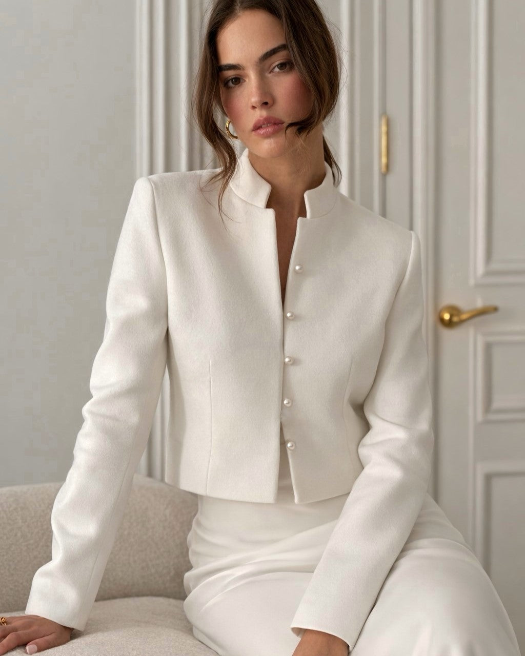 Chaqueta de novia con botón perla y cuello delicado