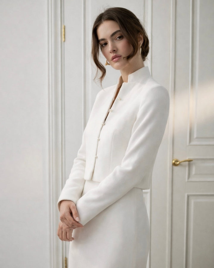 Chaqueta de novia con botón perla y cuello delicado