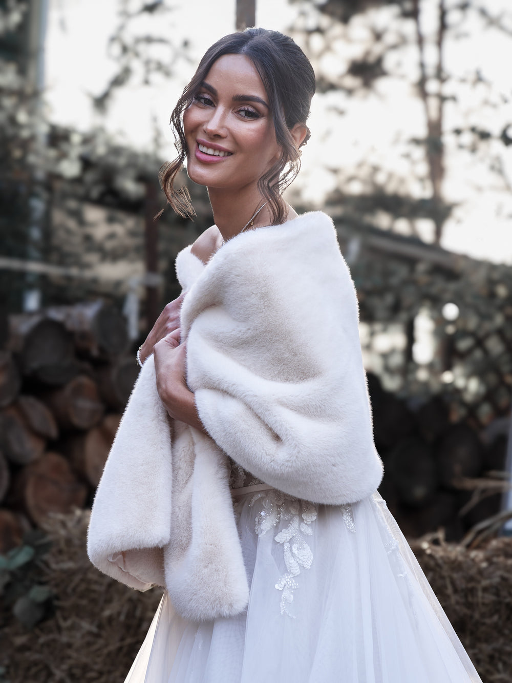 Bride wearing an ivory faux fur bridal wrap around her shoulders