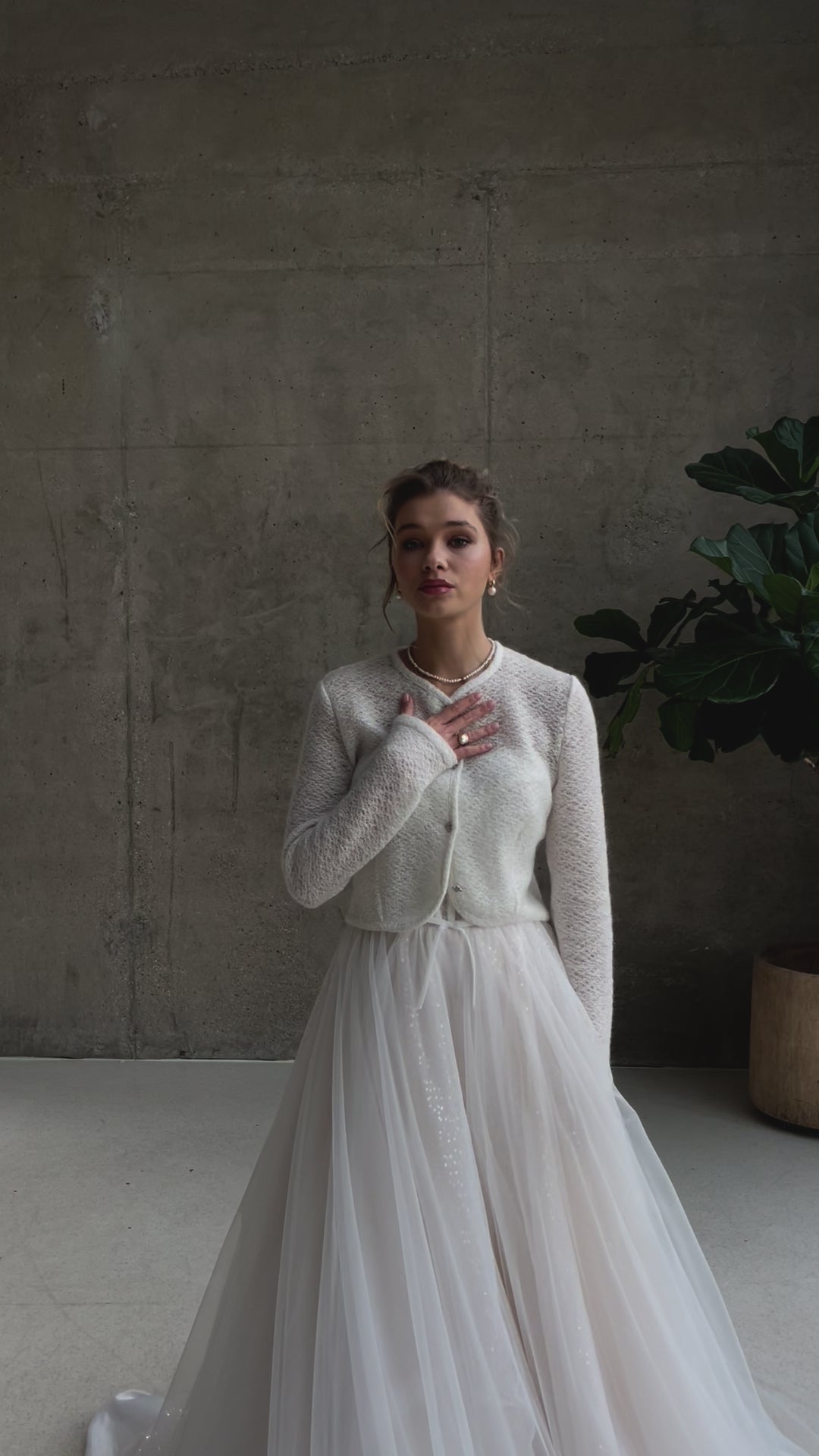 Cárdigan ligero de novia confeccionado en lana. Jersey de novia de punto con botones