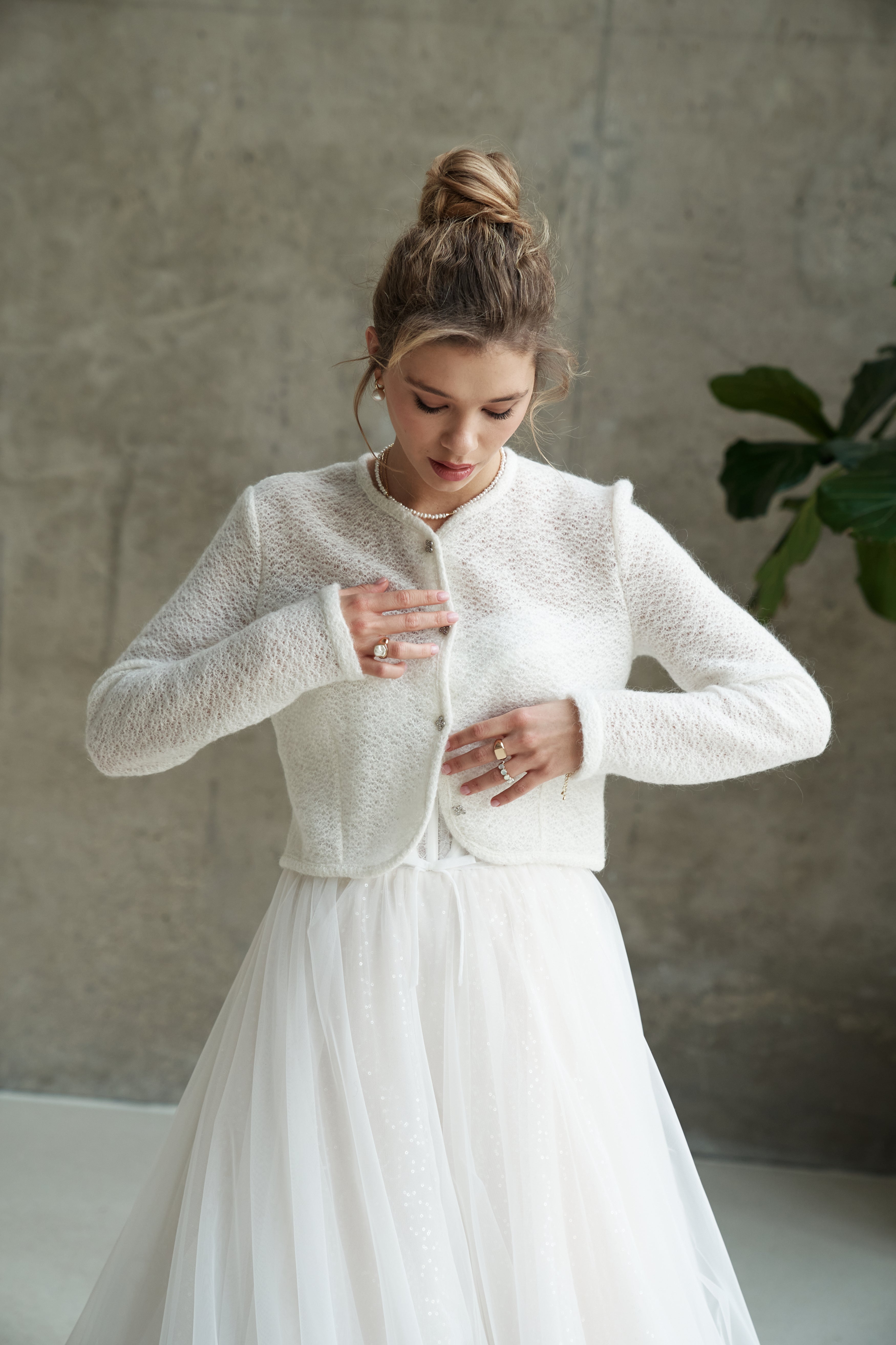 Cárdigan ligero de novia confeccionado en lana. Jersey de novia de punto con botones