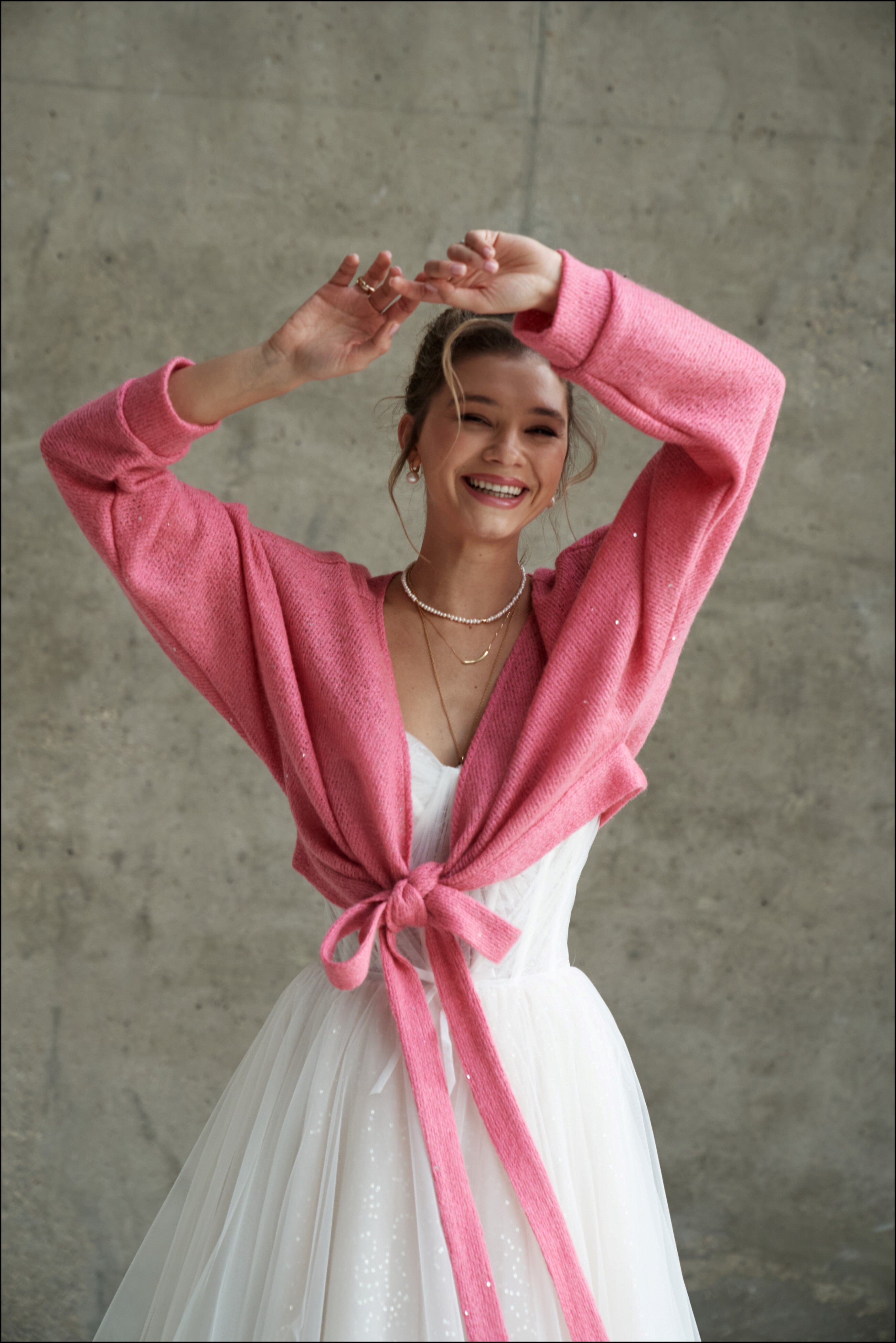 Cárdigan de novia de lana con lazos largos en color rosa