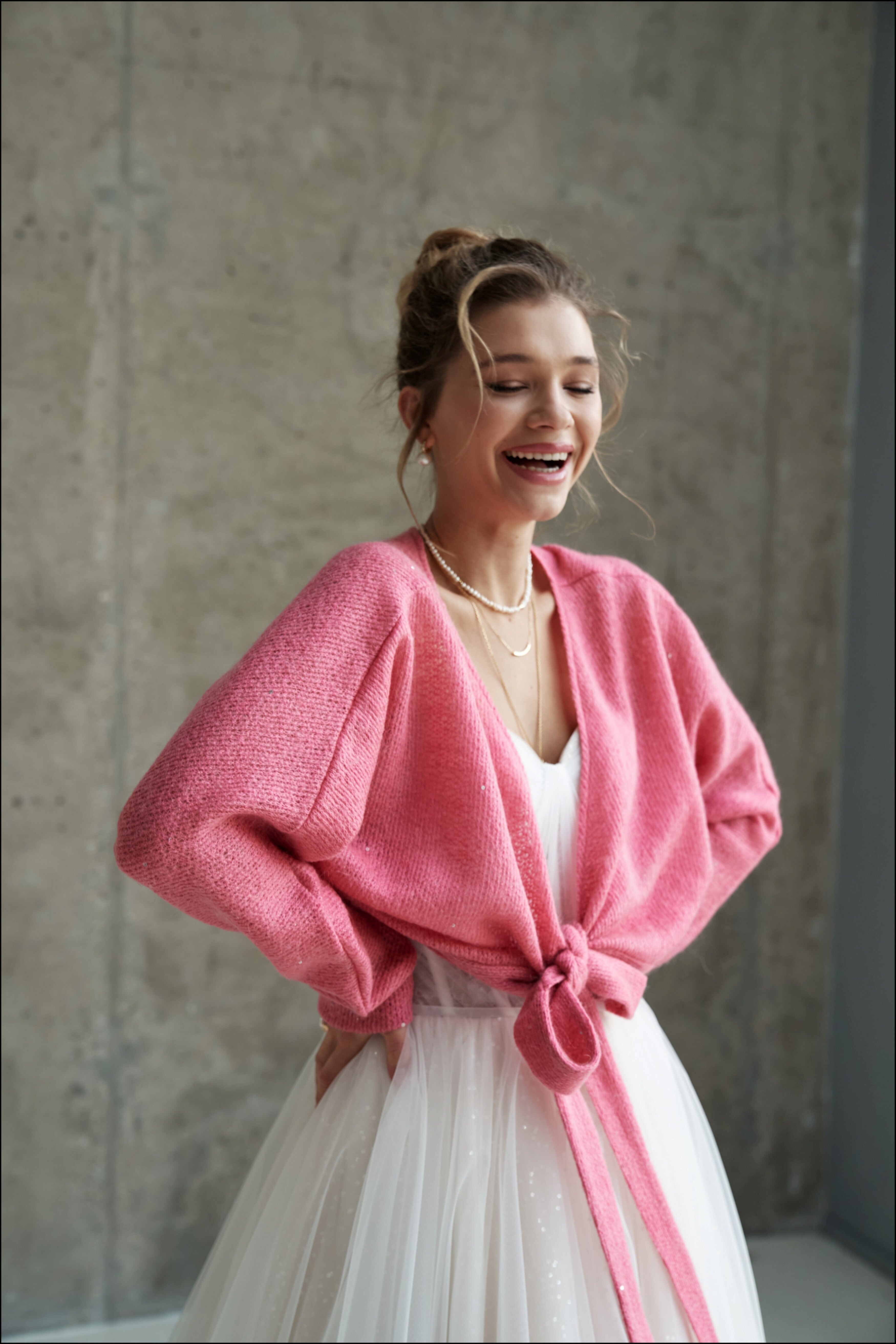 Cárdigan de novia de lana con lazos largos en color rosa