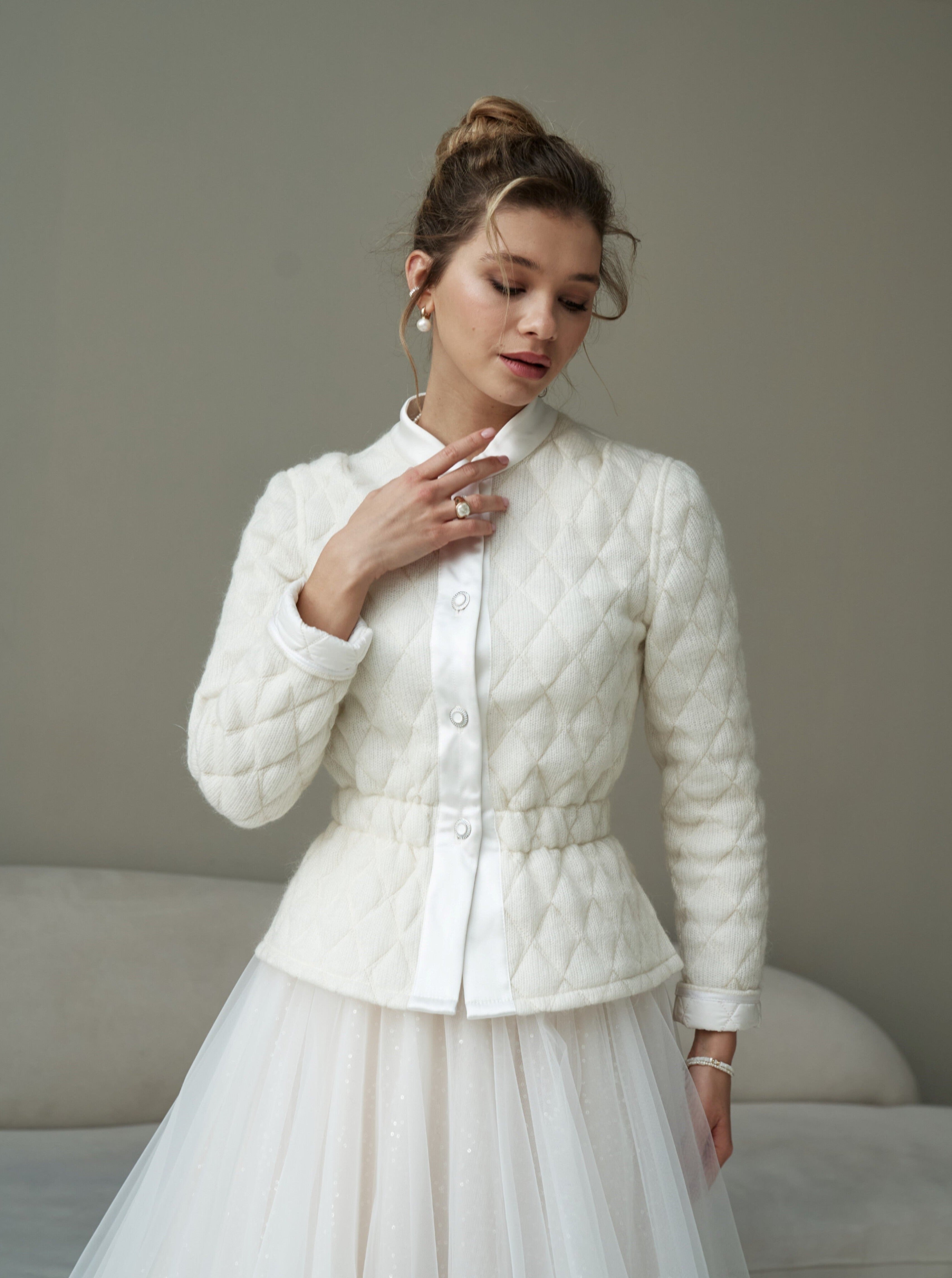 Quilted reversible jacket for bride with satin collar and buttons