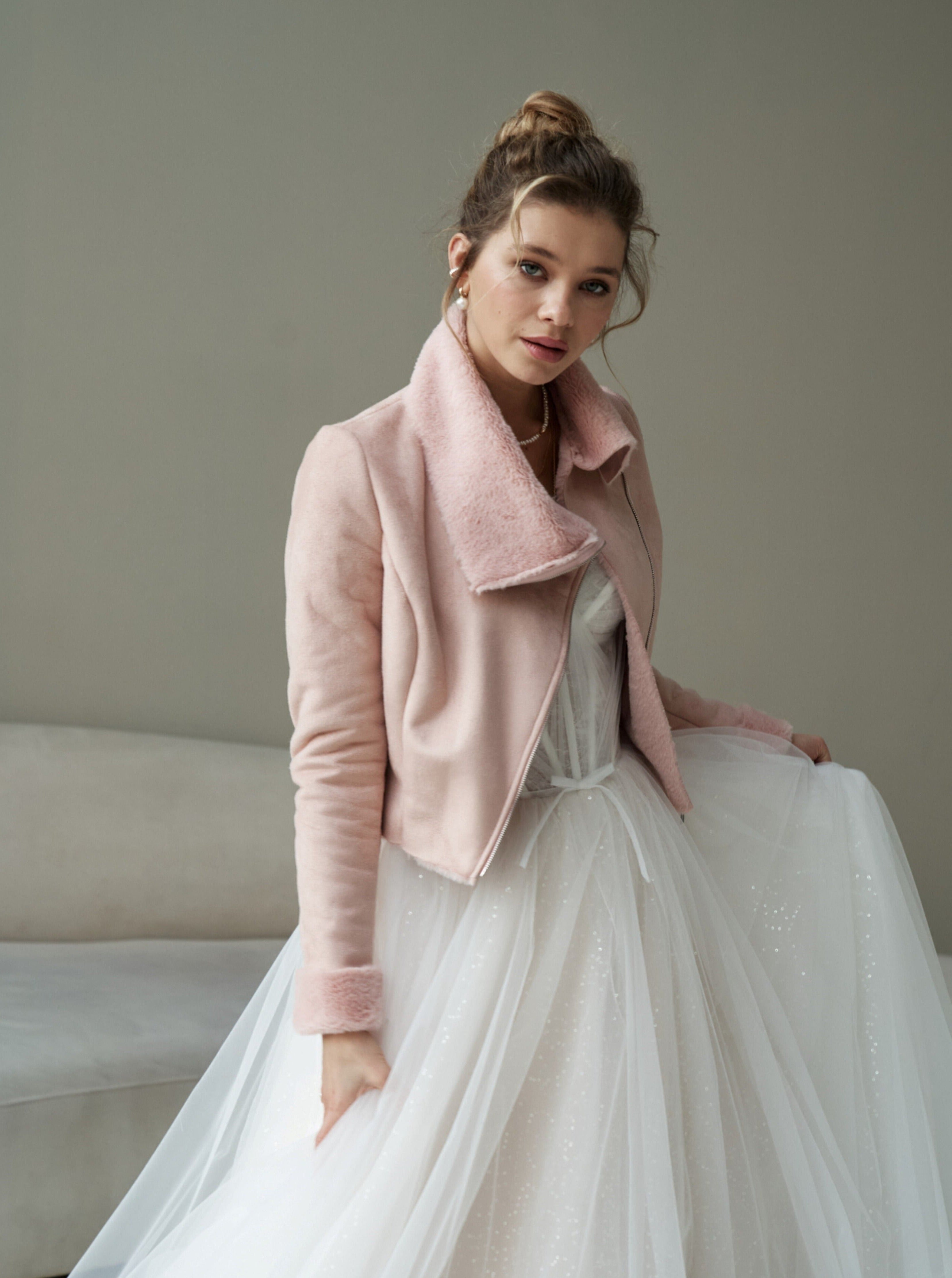 Chaqueta nupcial de piel sintética para boda. Abrigo de piel de cordero para novia en color rosa.