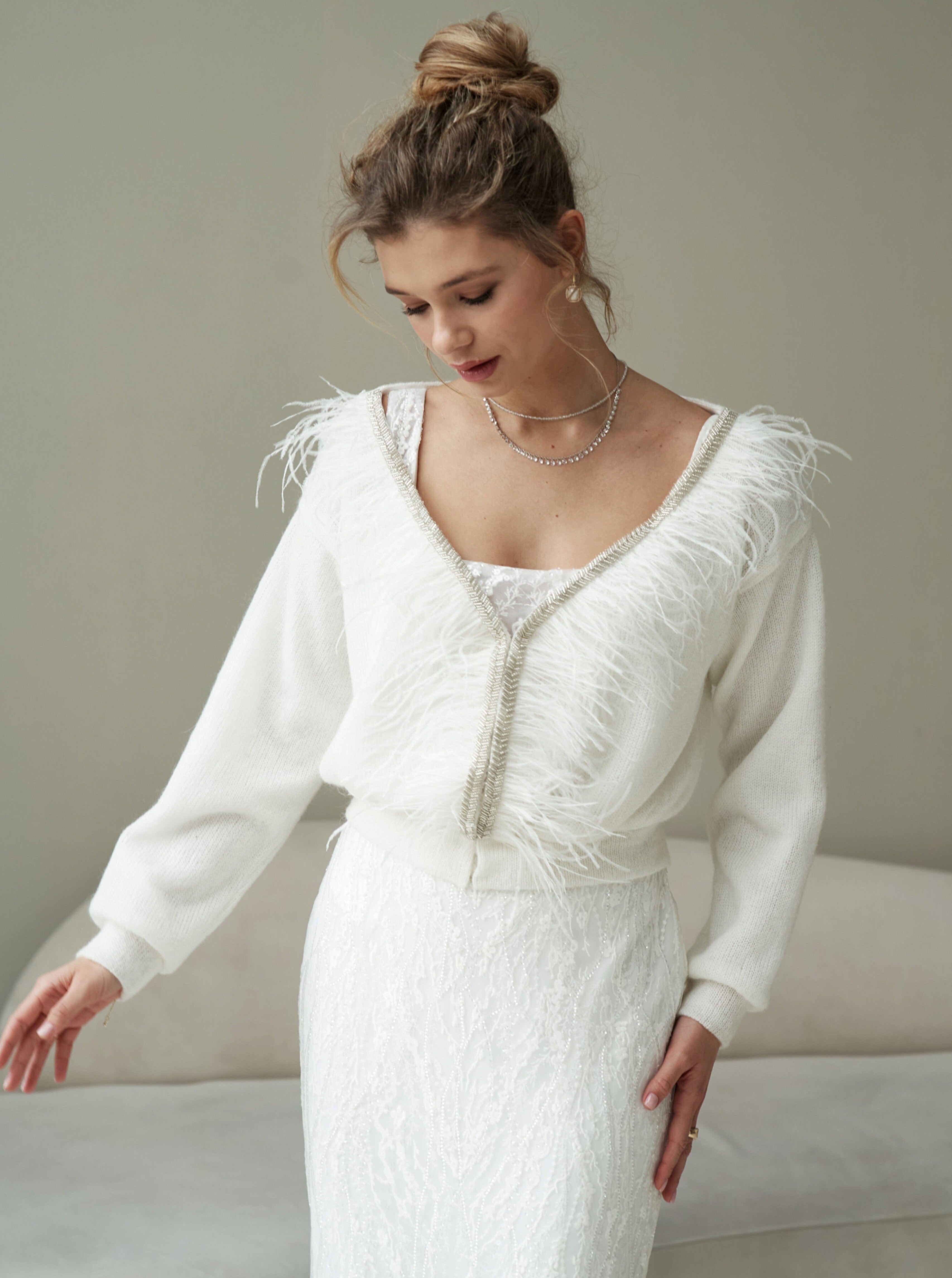 Jersey de novia con pluma y bordado hecho a mano. Cárdigan de novia con plumas