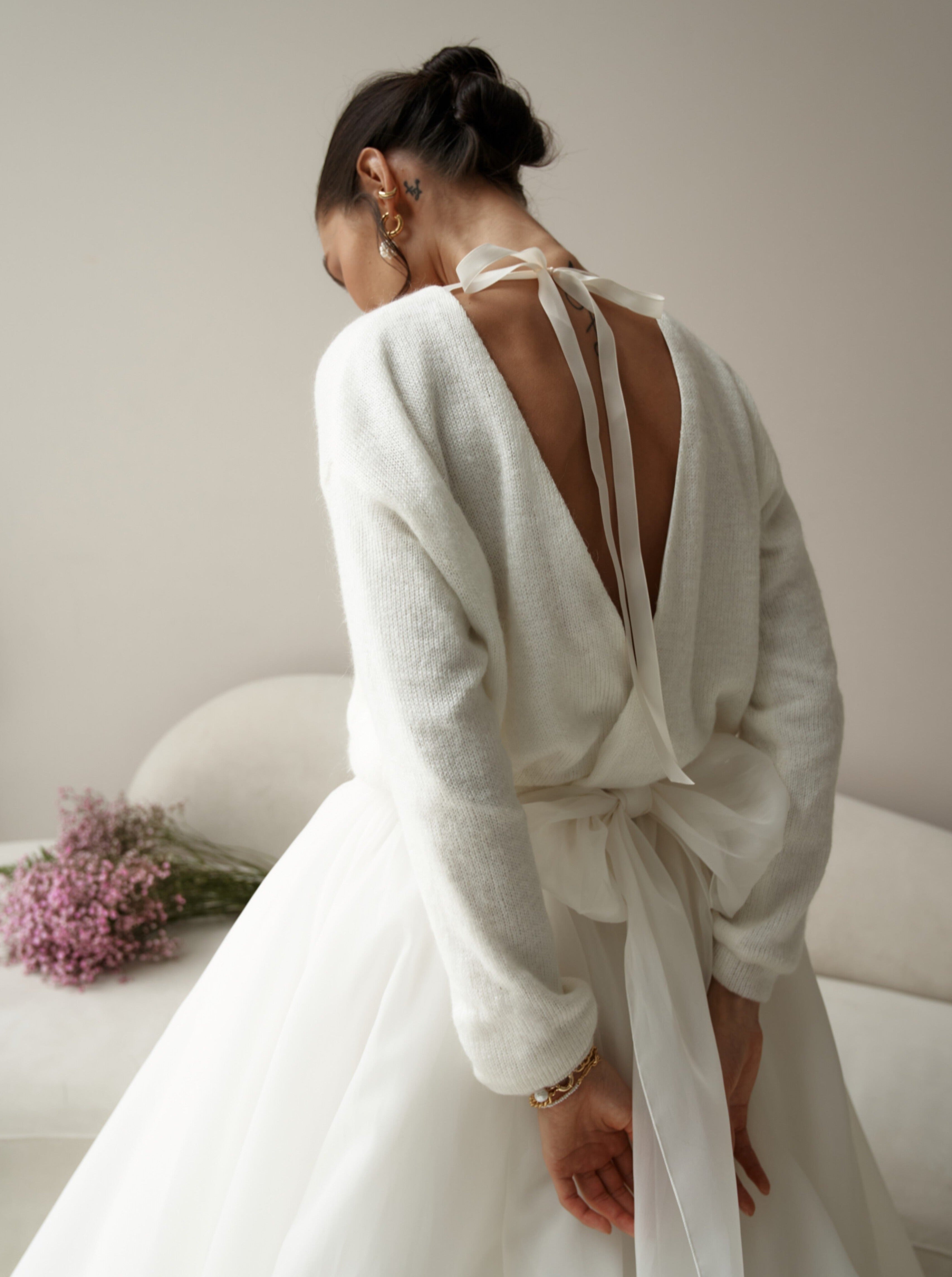 Jersey de novia en color marfil con lazo en espalda. Jersey de boda con cintas