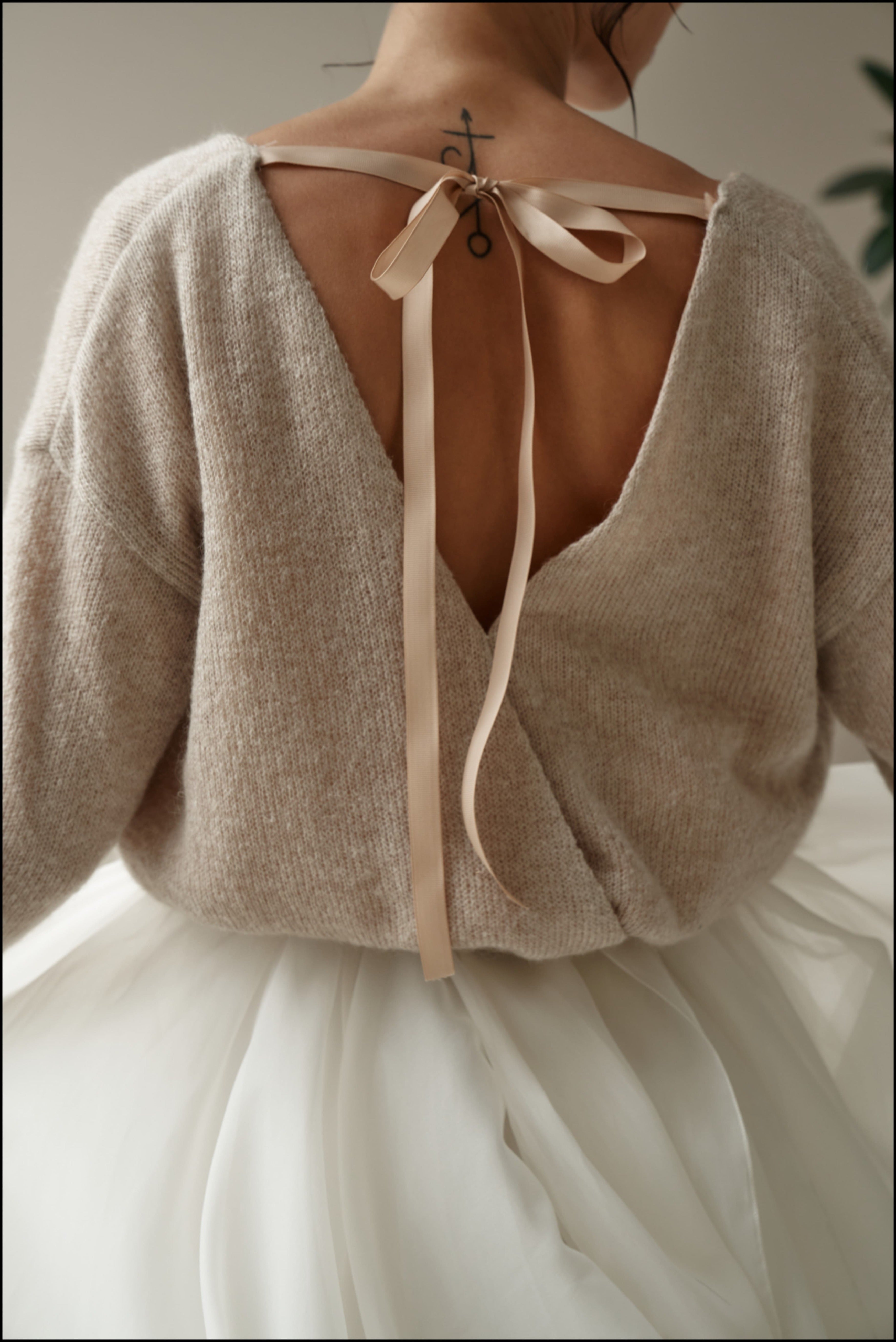 Jersey de novia en color topo con lazo en espalda. Jersey de boda con cintas