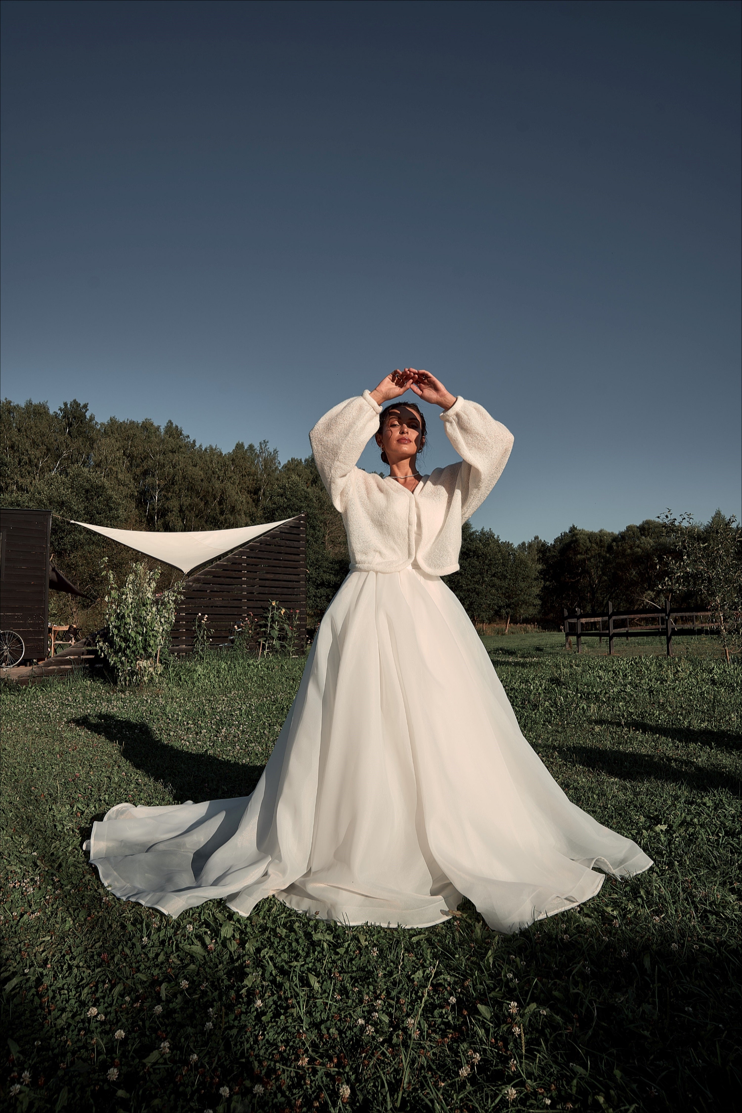 Oversize bridal cardigan with voluminous sleeves.