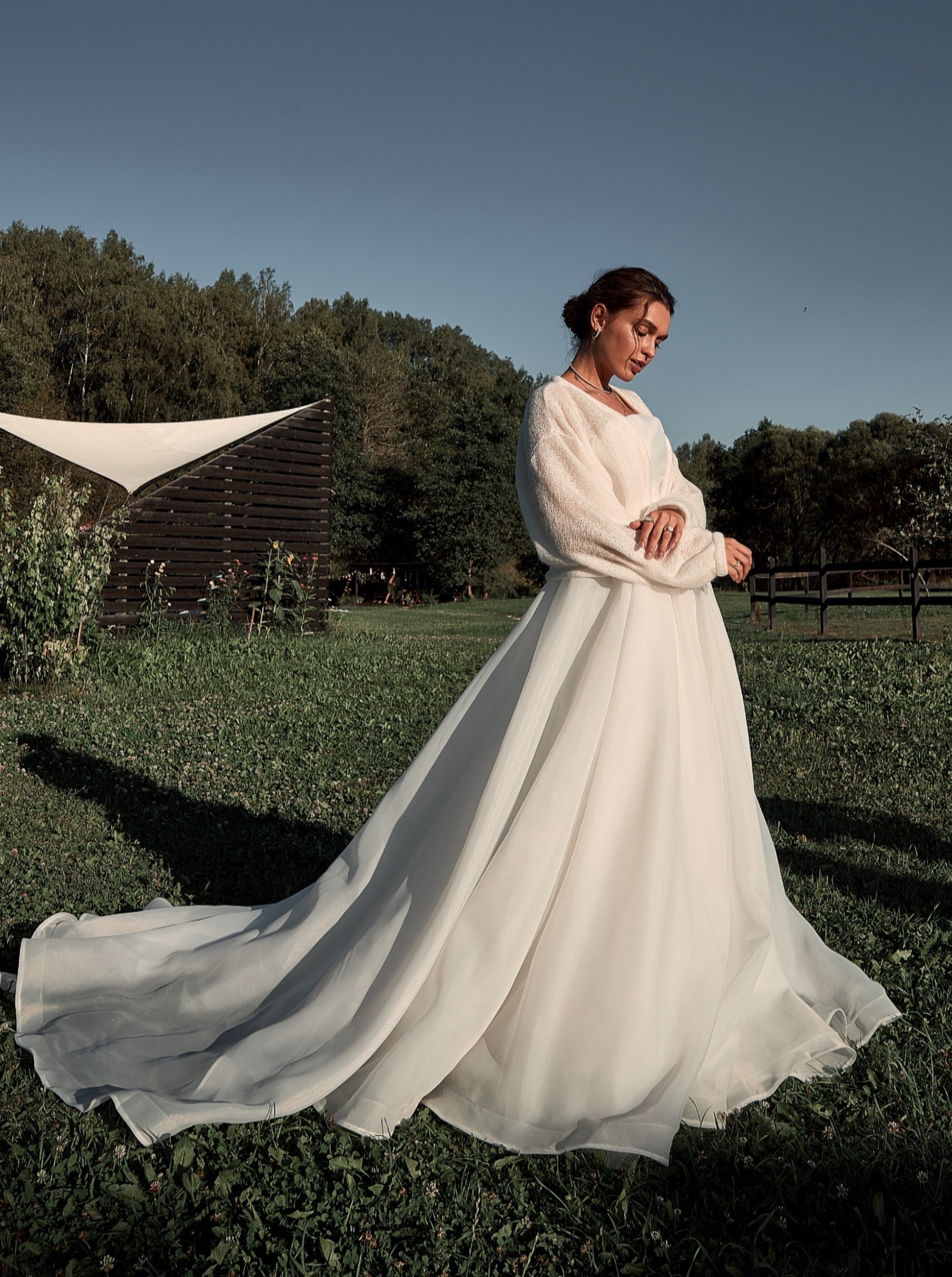 Oversize bridal cardigan with voluminous sleeves.